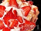 Рецепта Бисквитена торта с ягоди, сметана и крем ванилия (нишесте)